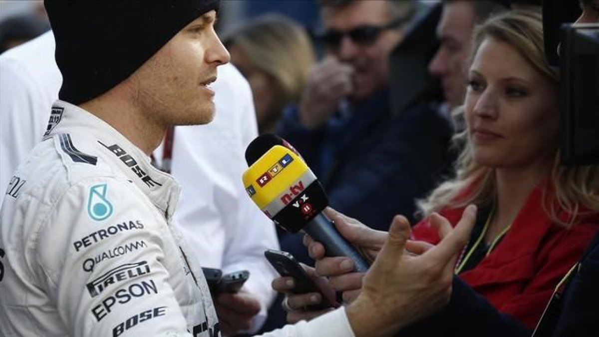 Nico Rosberg atiende a la prensa tras la sesión matinal en Montmeló.