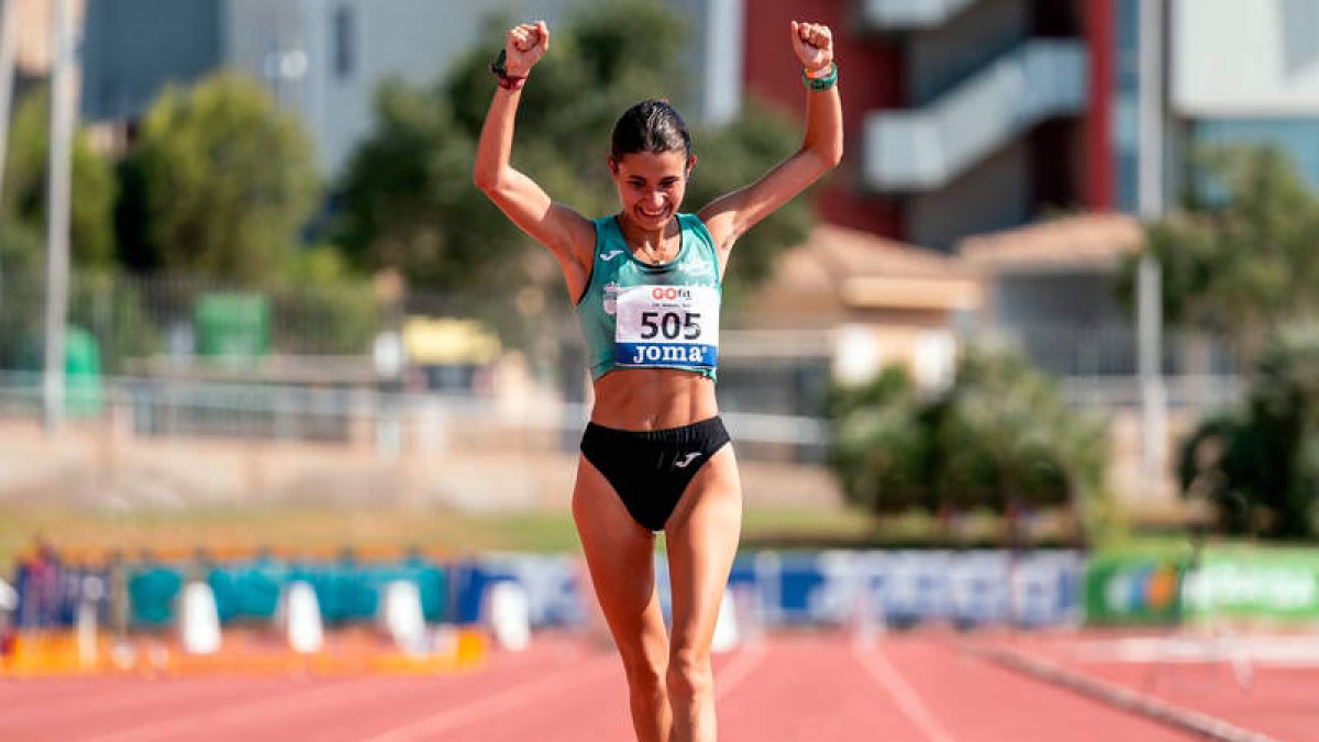 Lucía Redondo, atleta del Universidad de León Sprint Atletismo, estará en el Mundial sub 20. DL