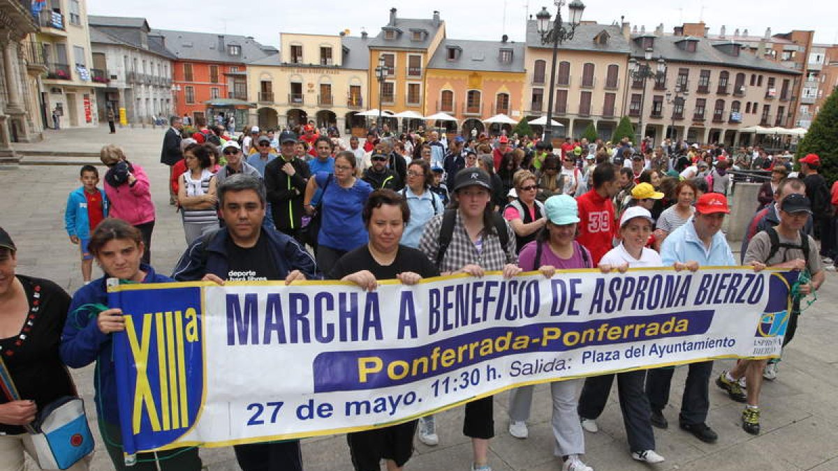 Los participantes en la marcha de Asprona salieron de la plaza del Ayuntamiento.