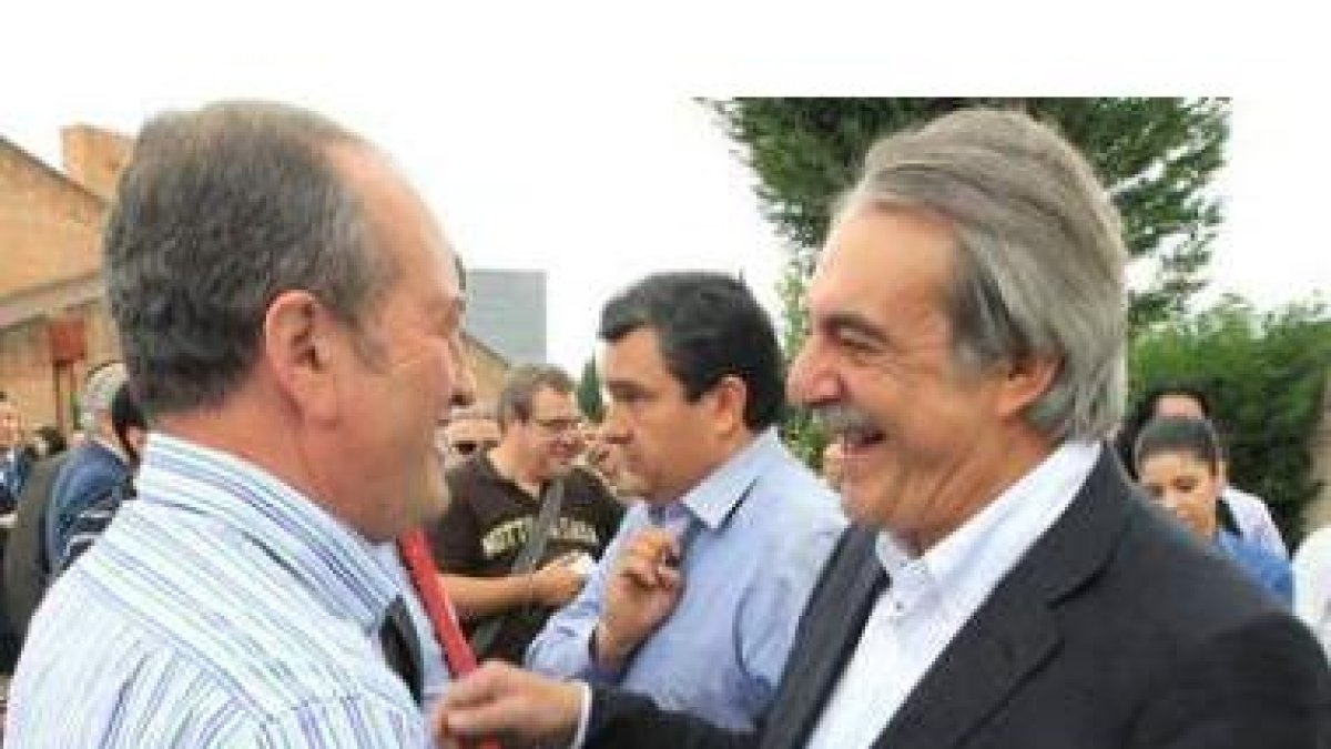 Vicente Díaz y Antonio Canedo conversan en la feria de Carracedelo con Ramón al fondo.