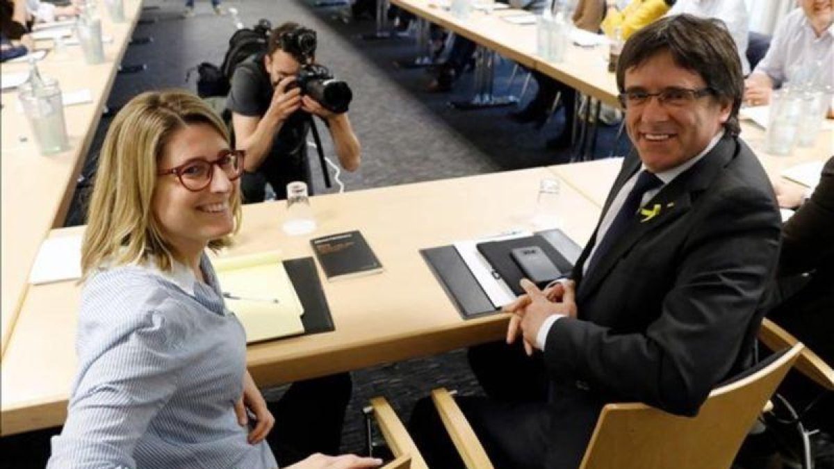 Elsa Artadi y Carles Puigdemont, en la reunión de Junts per Catalunya en Berlín.