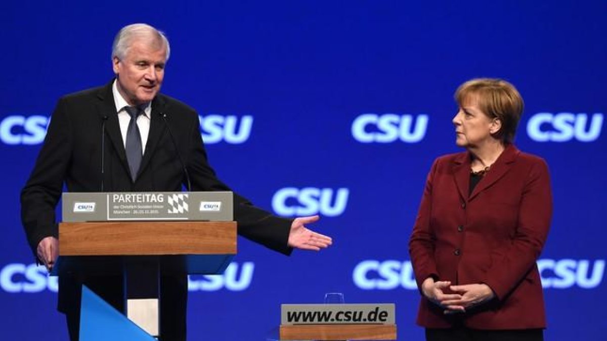 Horst Seehofer ,el presidente de la CSU y del estado federado de Baviera junto a la cancillera alemana, Angela Merkel.