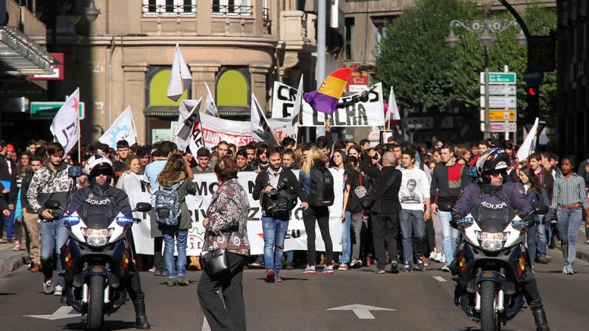 Cientos de estudiantes se manifiestan por las calles de León durante la jornada de huelga