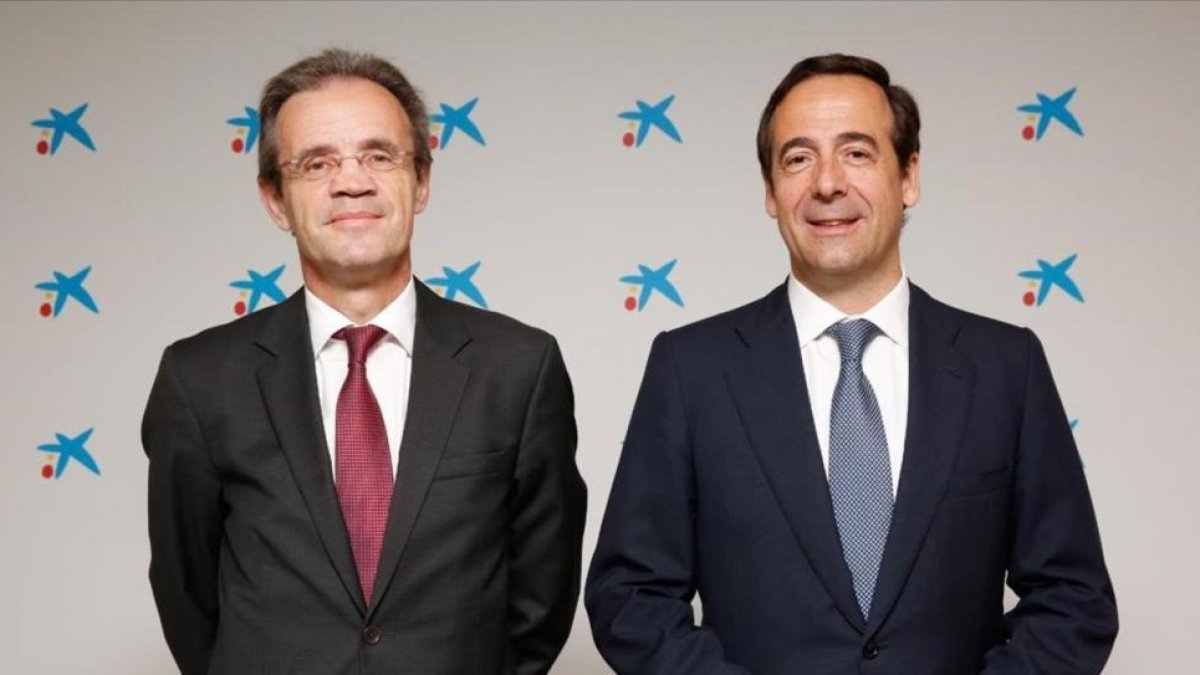 Jordi Gual, presidente de CaixaBank, y Gonzalo Gortázar, a su derecha, consejero delegado.