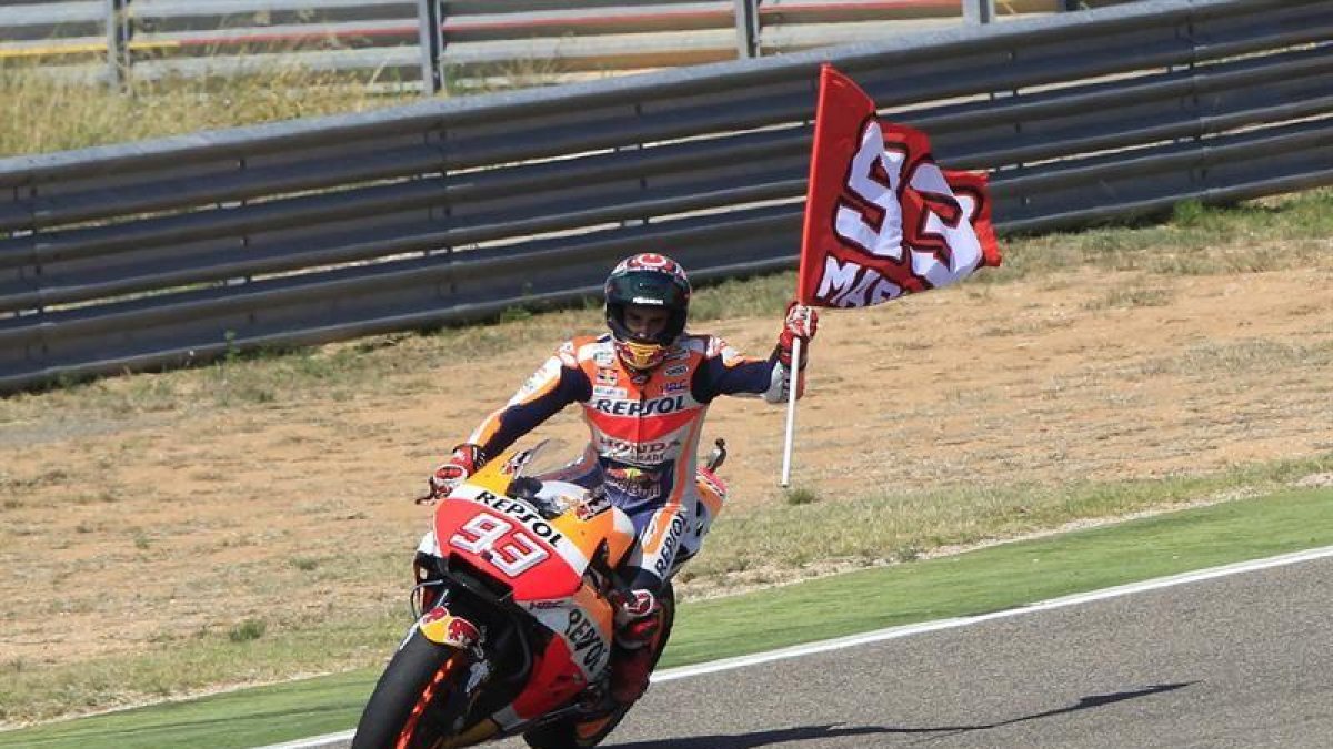 El piloto español Marc Márquez (Repsol Honda) celebra su victoria en el Gran Premio de Aragón de MotoGP disputado hoy en el circuito Motorland de Alcañiz.
