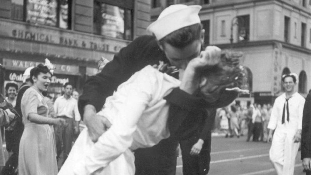 George Mendonsa besa a Greta Friedman en Times Square, el 14 de agosto de 1945.