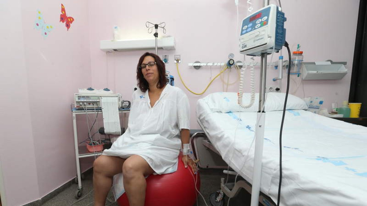 Una mujer durante el período de dilatación en el Hospital del Bierzo, donde se ha introducido el uso de la pit-ball para favorecer la dilatación.