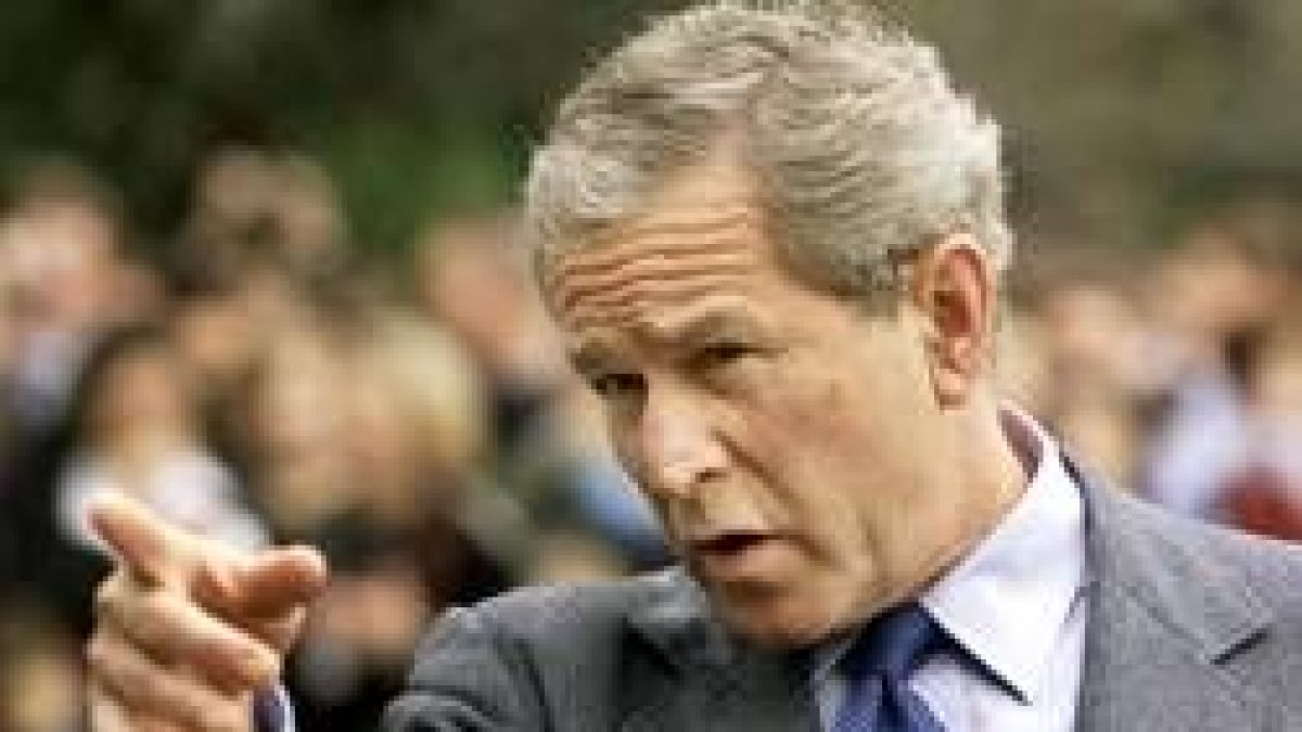 Bush se dirige a la prensa para calificar de propaganda el vídeo de Sadam Huseín