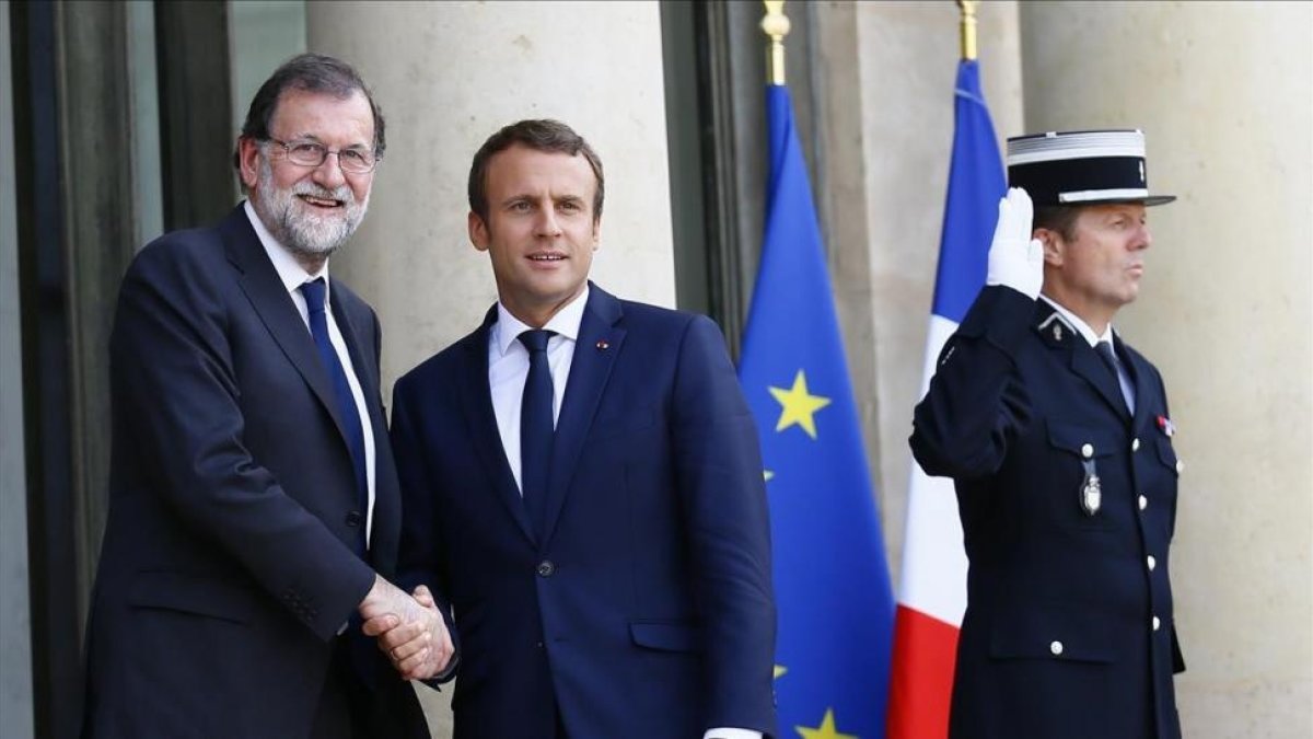 El presidente de Francia Emmanuel Macron recibe al presidente español Mariano Rajoy a su llegada en el Palacio del Elíseo este lunes