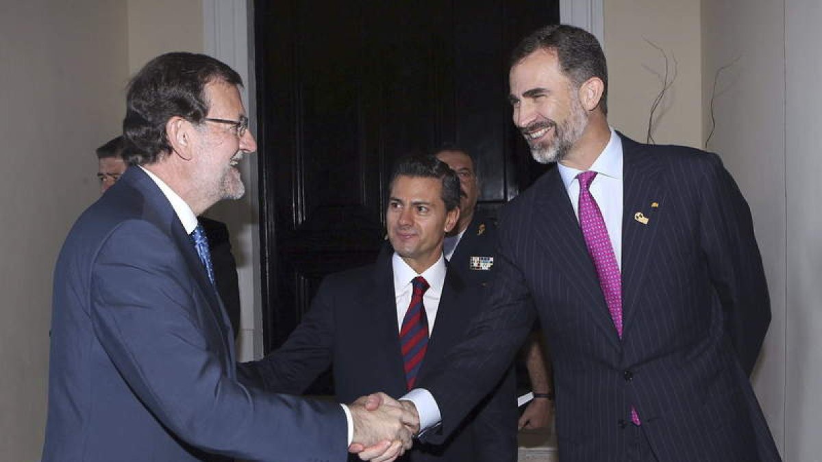Rajoy saluda a Felipe VI ante la mirada del presidente de México, Enrique Peña Nieto.
