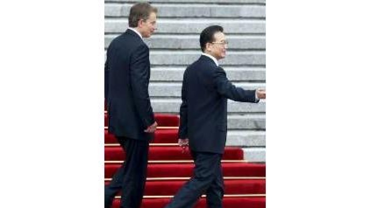 Tony Blair acompañado por el ministro chino Wen Jiabao