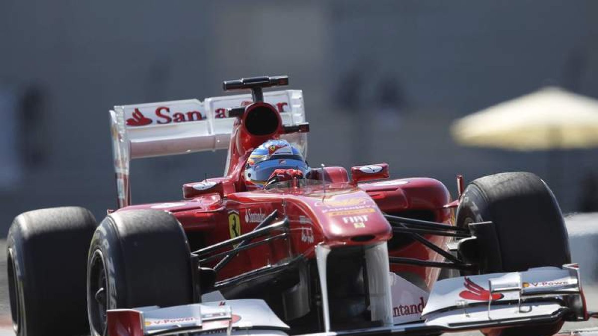 Fernando Alonso conduce su Ferrari durante la primera sesión de entrenamientos libres.