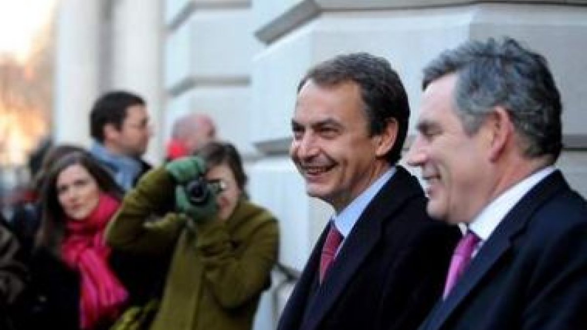 Zapatero y el primer ministro británico Gordon Brown, a las puertas de Downing Street.