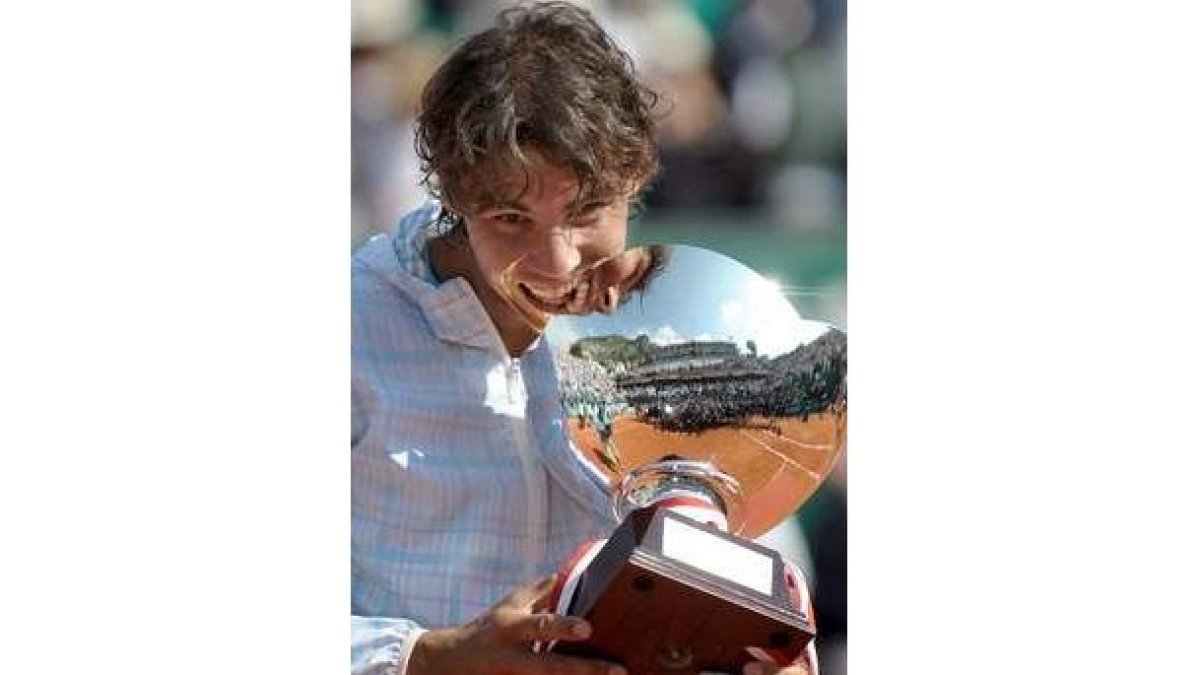 Nadal muerde el trofeo de ganador en Montecarlo.