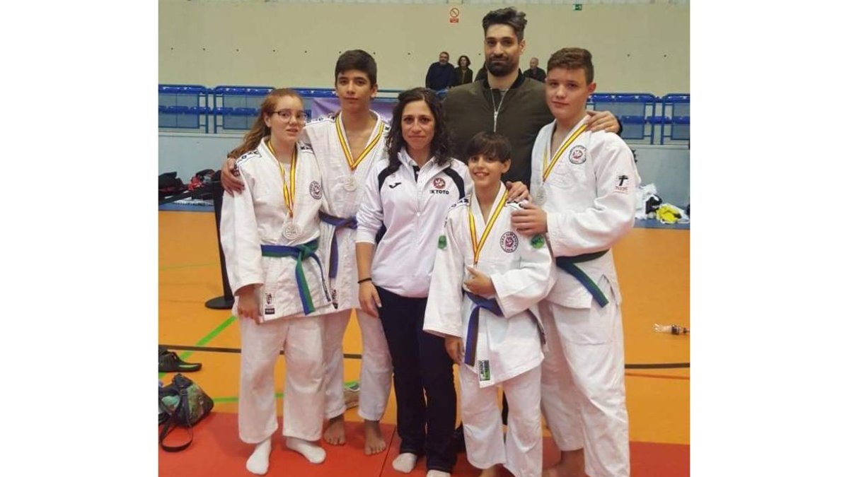 Los cuatro judocas medallistas posan con su entrenadora Sara Terán. DL
