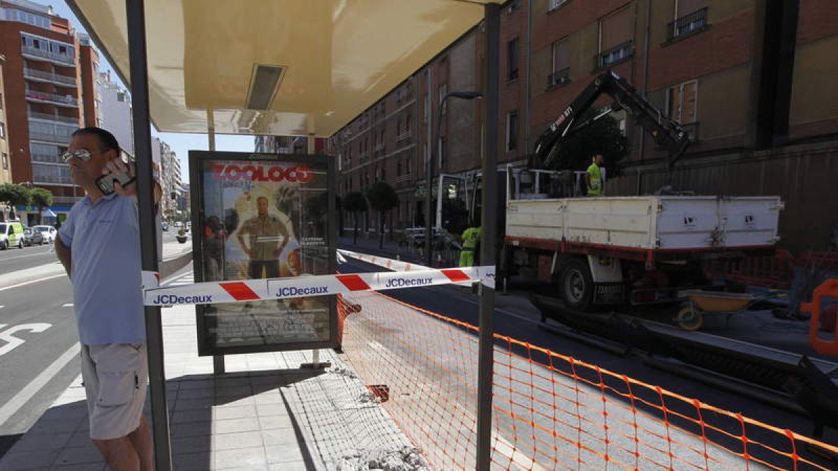 Obras de modificación de la polémica avenida, ayer.