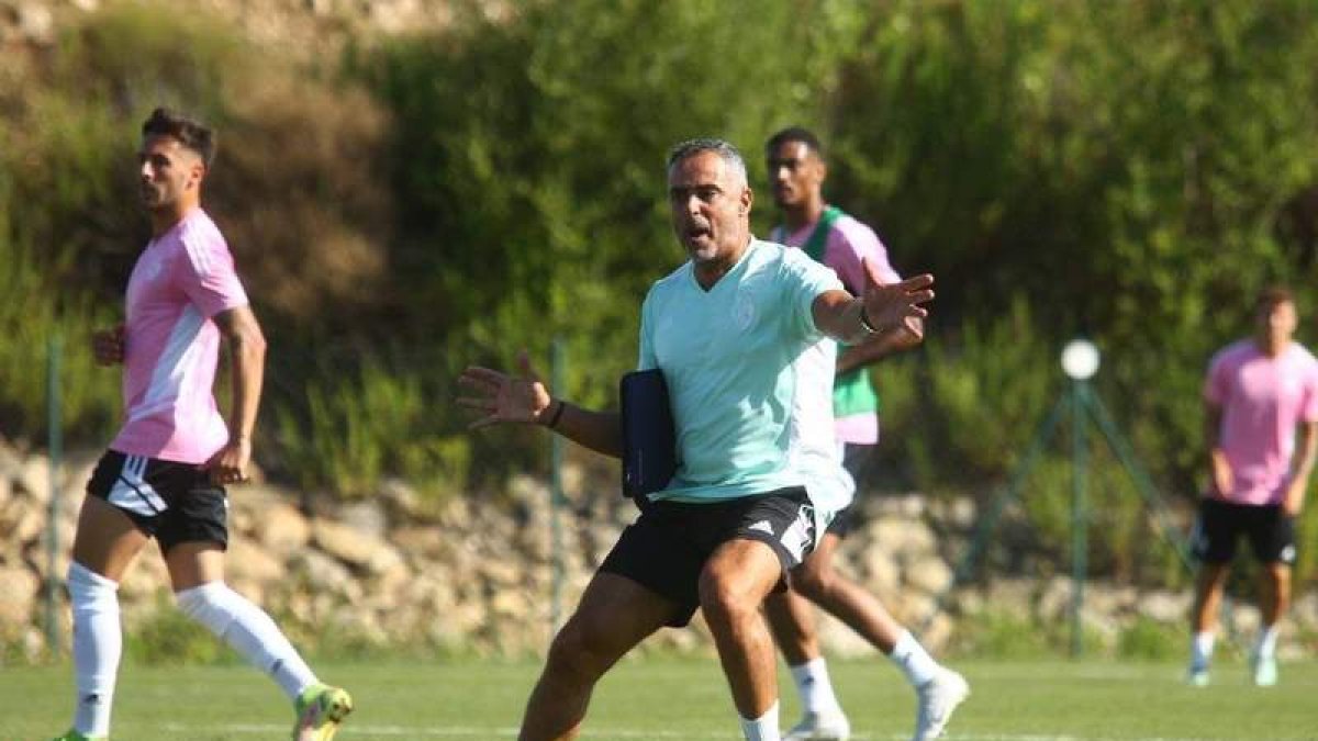 José Gomes espera que la imagen de la Deportiva mejore respecto al partido del miércoles. TWITTER SDP