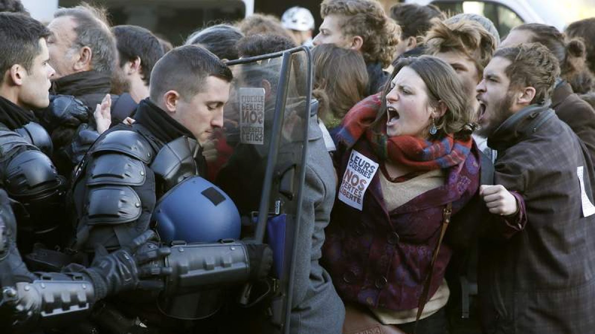 Miembros de la policía se enfrentan a activistas.