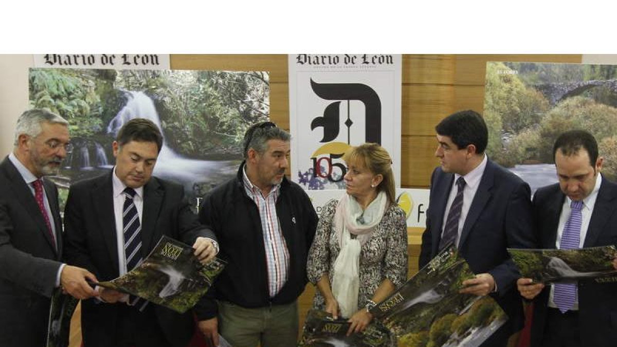 Santiago Sarmiento, Marcos Martínez, Norberto Cabezas, Isabel Carrasco, Pablo R. Lago y Ramón Prieto, en la presentación del calendario.