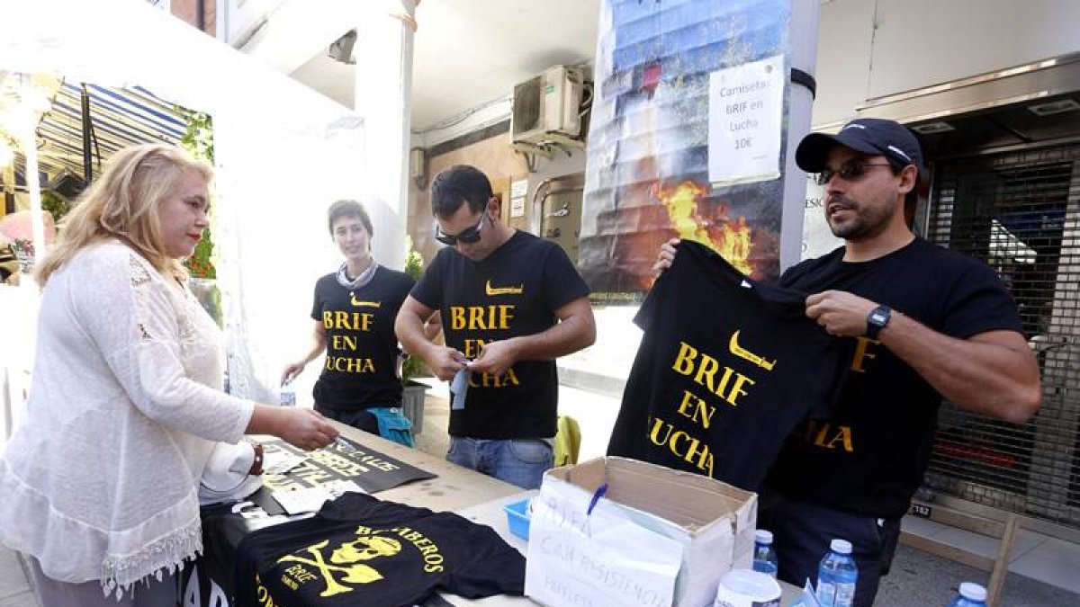 Integrantes de las BRIF atienden la mesa informativa instalada en La Bañeza con motivo de la celebración de la Alubiada.