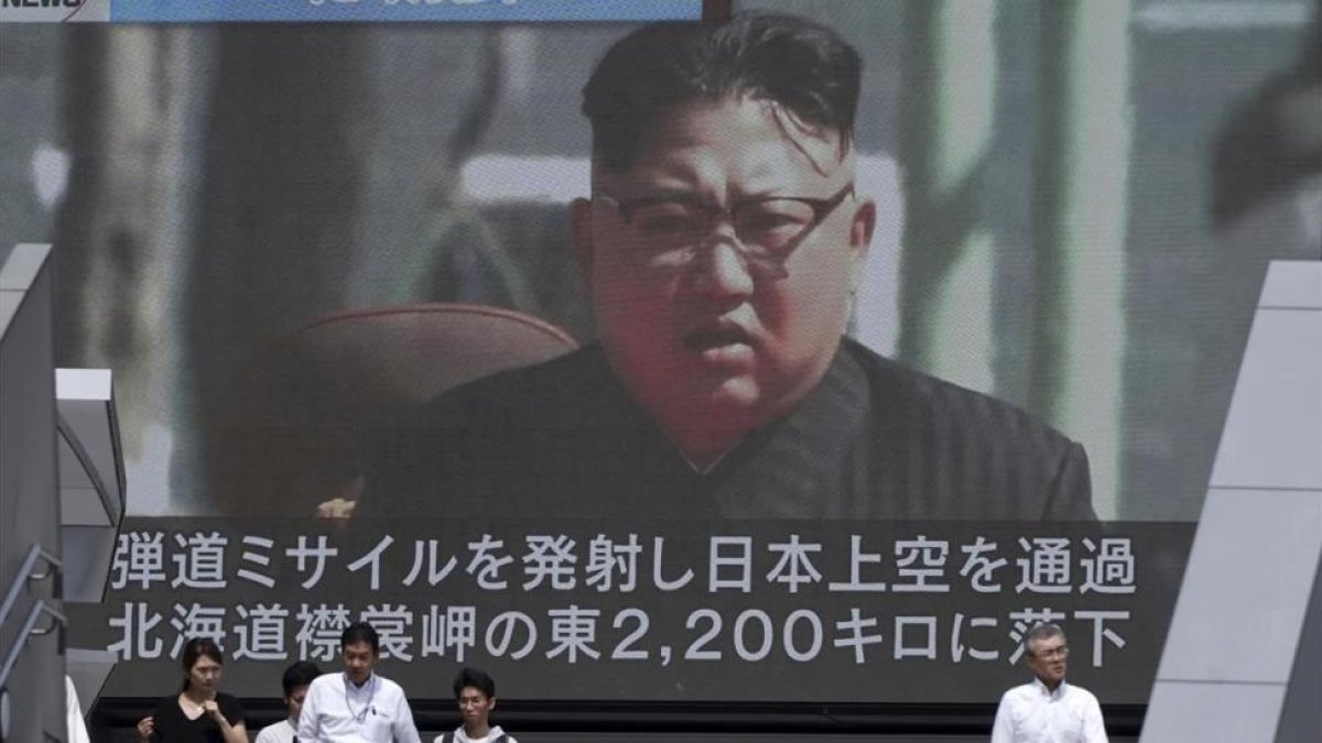 Una pantalla de televisión muestra a Kim Jong-un durante un noticiario sobre el lanzamiento del misil, este viernes 15 de septiembre, en Tokio.