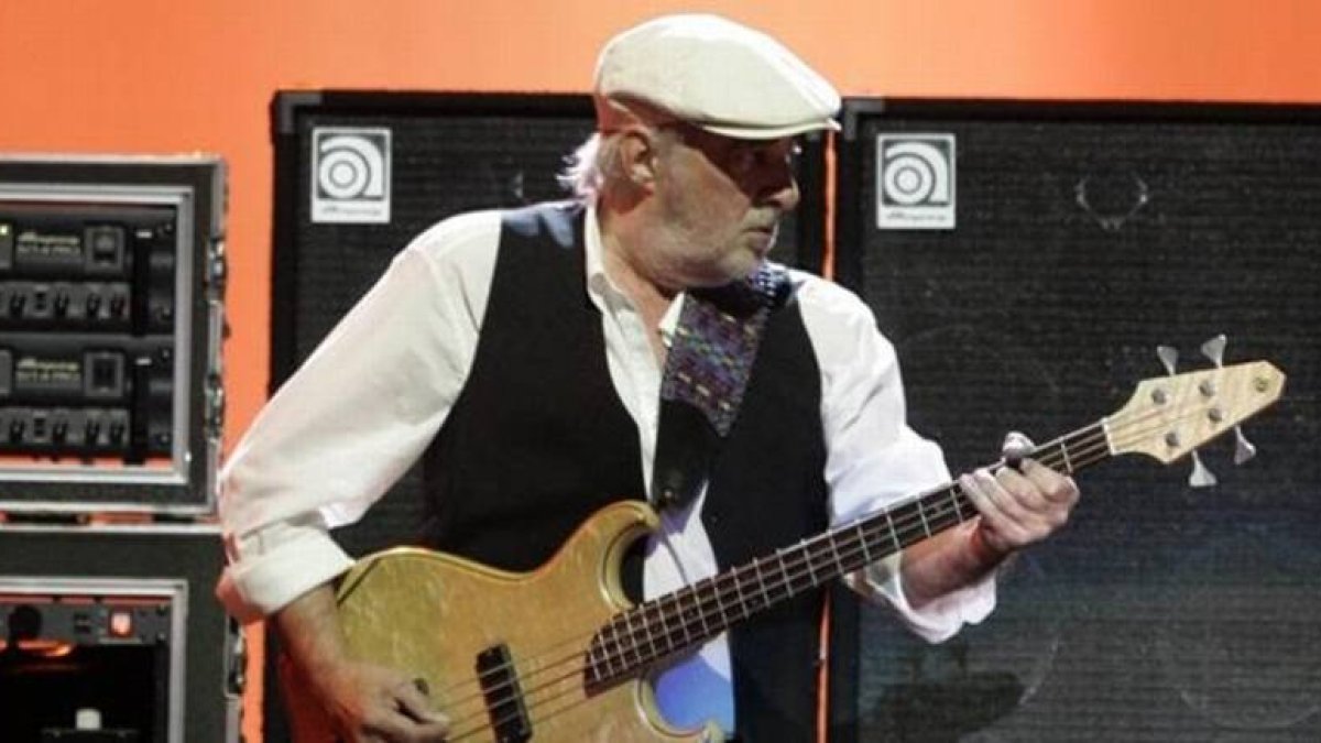 El bajista de Fleetwood Mac, John Mc Vie, en un concierto en Pittsburg en el 2009.