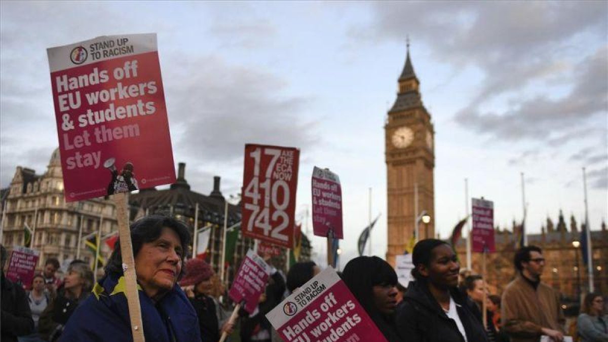 Varias personas manifiestan con pancartas delante del Parlamento en Londres, Reino Unido, el pasado lunes.