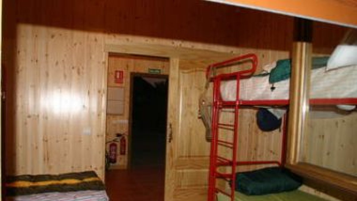 Interior de una de las cabañas del campamento.