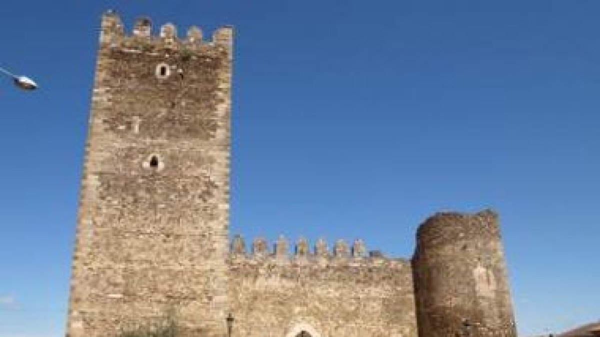 En la imagen se ven las farolas colocadas en el entorno del castillo de Laguna de Negrillos.