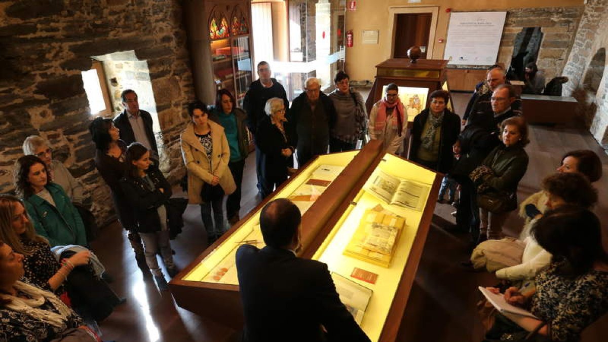 Los visitantes conocieron ayer códices sobre música.