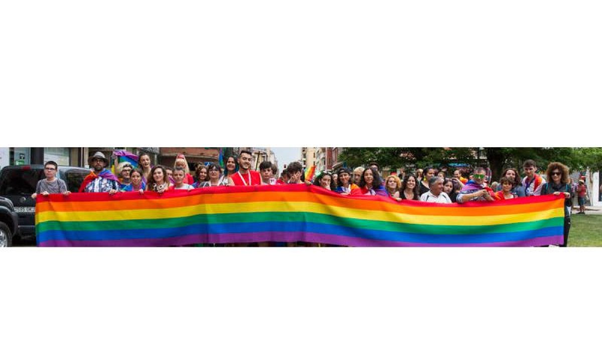 Manifestación ayer de personas LGTBI+ por las calles de León para visibilizar la diversidad sexual y reivindicar la aprobación de una Ley de Igualdad. FERNANDO OTERO PERANDONES