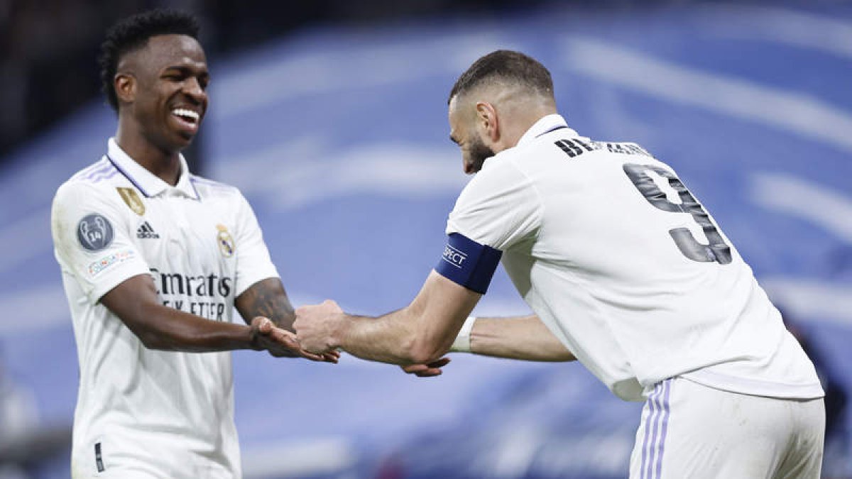 Vinicius y Benzema, dos de las bazas que jugará el Real Madrid frente al Chelsea en la Champions. JIMÉNEZ