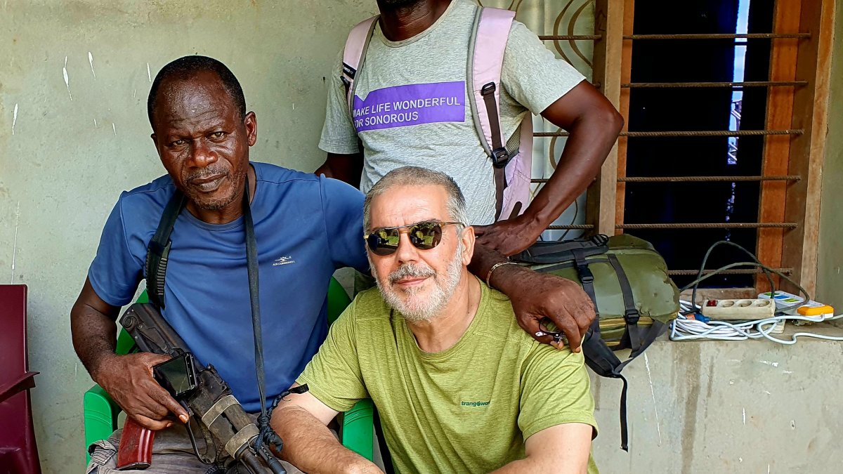 El periodista Manuel Félix con el subdirector de la Reserva de Lomako en la zona conflictiva de Basankuso (Congo). DL