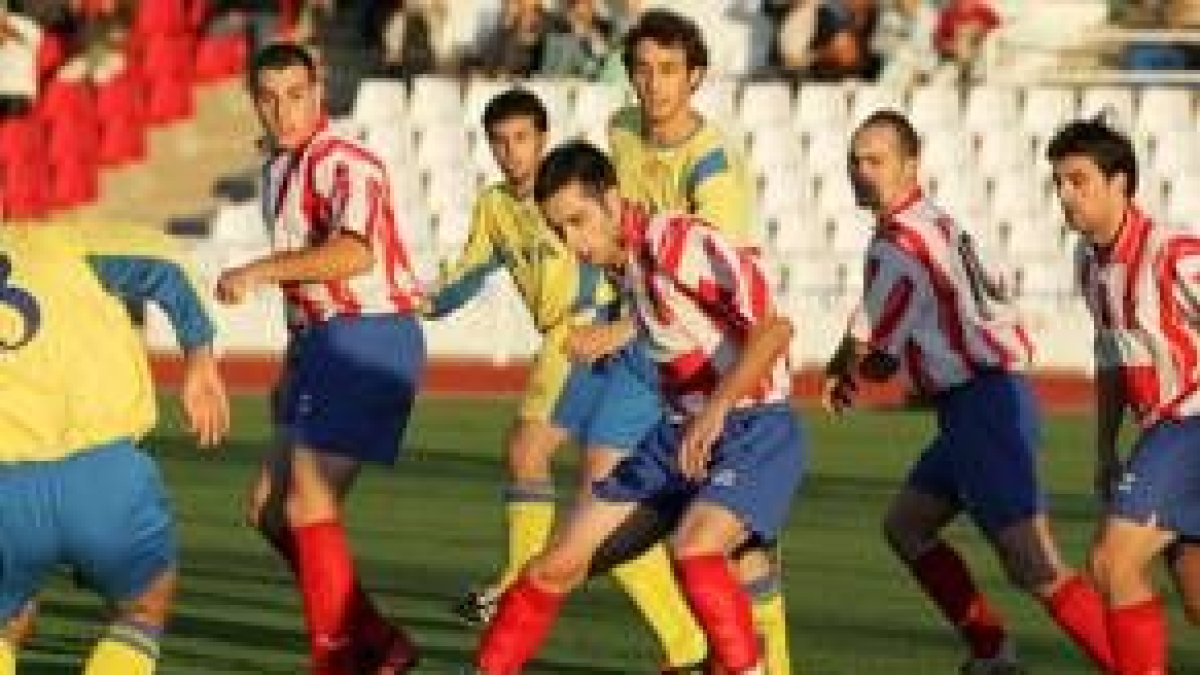 El Atlético de Bembibre tuvo varias ocasiones para golear ayer a los del Universitario de Valladolid