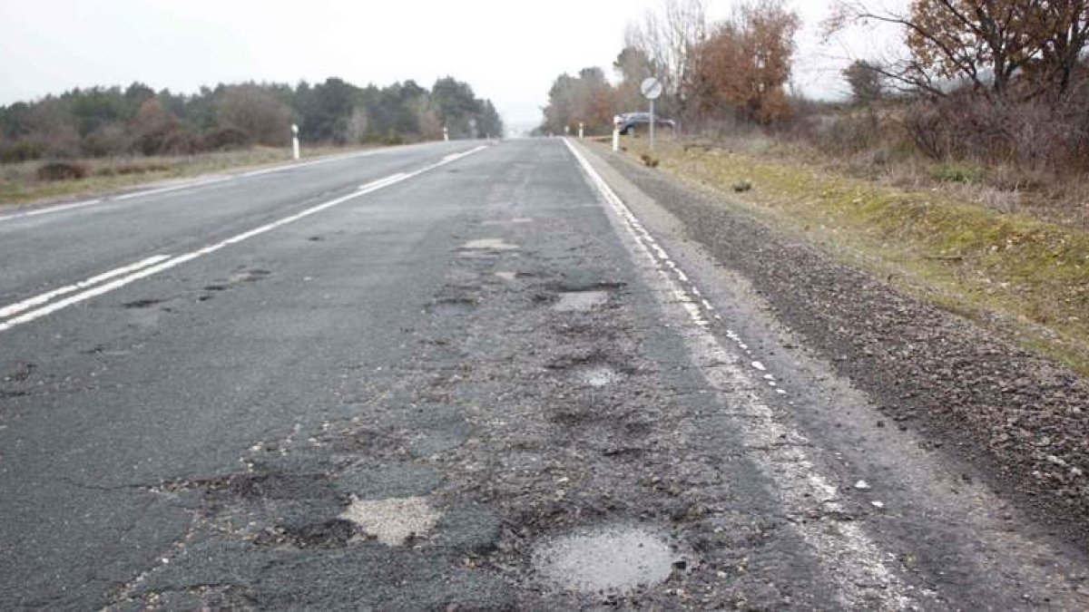 La carretera se encuentra en muy mal estado, con peligrosos baches y socavones. CAMPOS