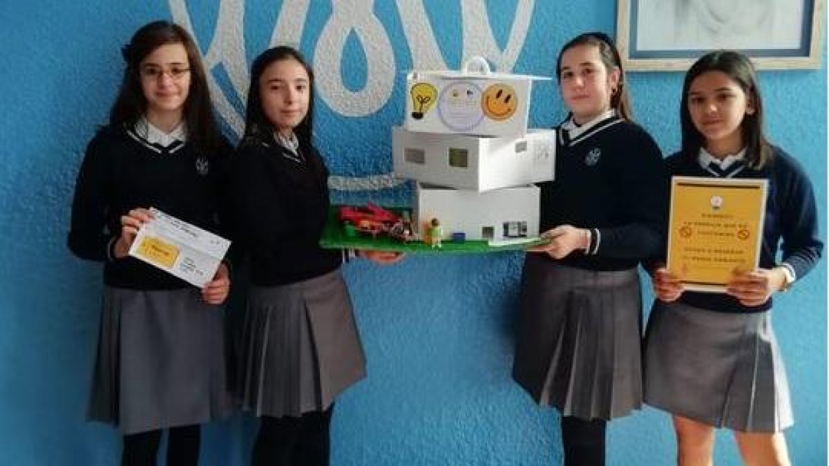 Las alumnas del colegio Concepcionistas de Ponferrada con una maqueta sobre su trabajo.