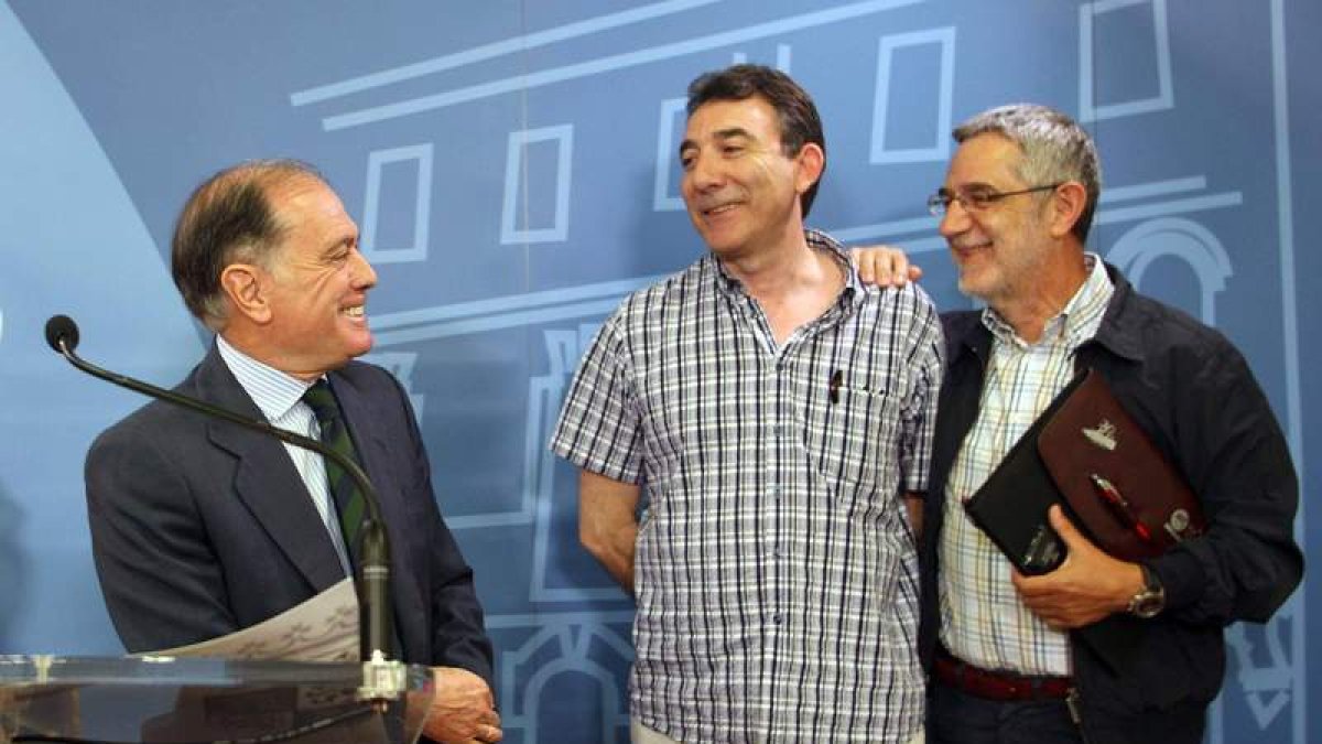 Villanueva junto a los secretarios de CC.OO. y UGT, Ángel Hernández y Agustín Prieto.