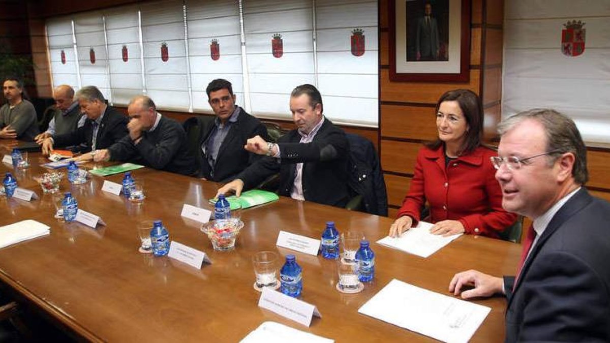 El consejero Silván se reunió ayer con los representantes de los sindicatos agrarios.