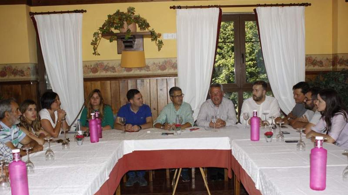 Los representantes del PSOE celebraron una reunión en Posada de Valdeón. CAMPOS
