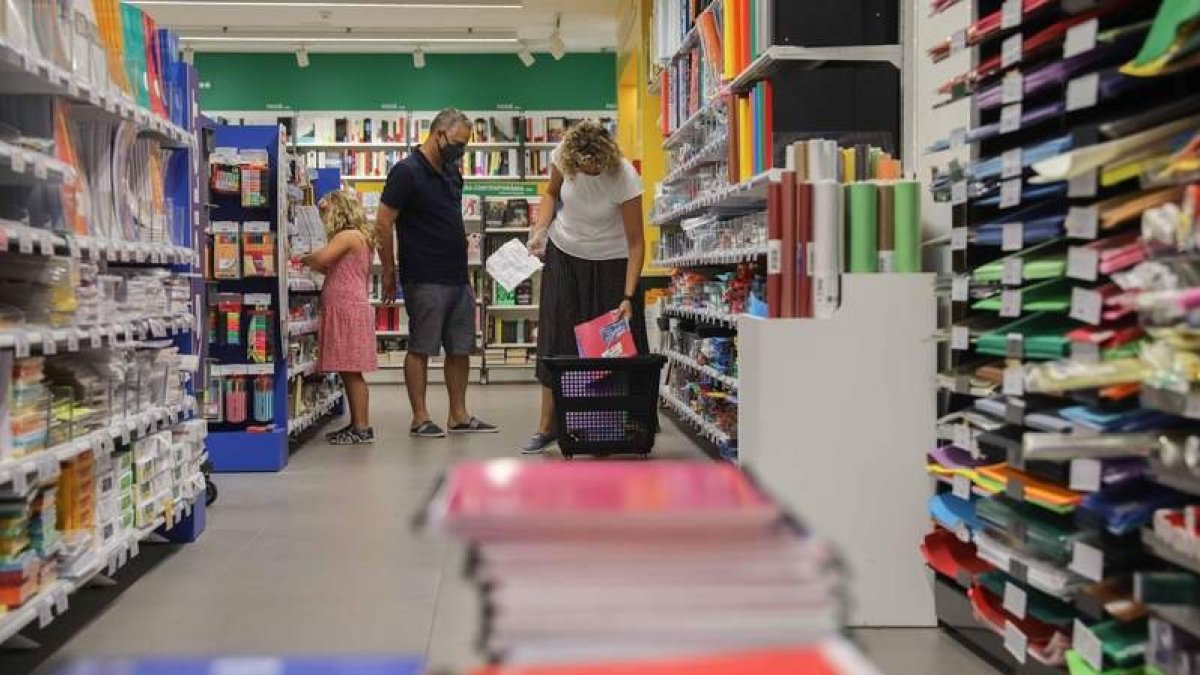 Las familias compran todo el material necesario para el curso académico. ANA ESCOBAR