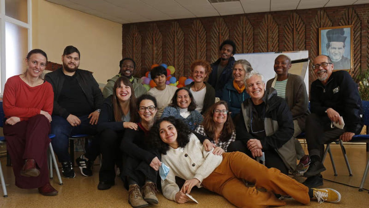 Personas pertenecientes a las tres asociaciones que desarrollan la última etapa del proyecto europeo 100 Voix esta semana en La Fontana. FERNANDO OTERO