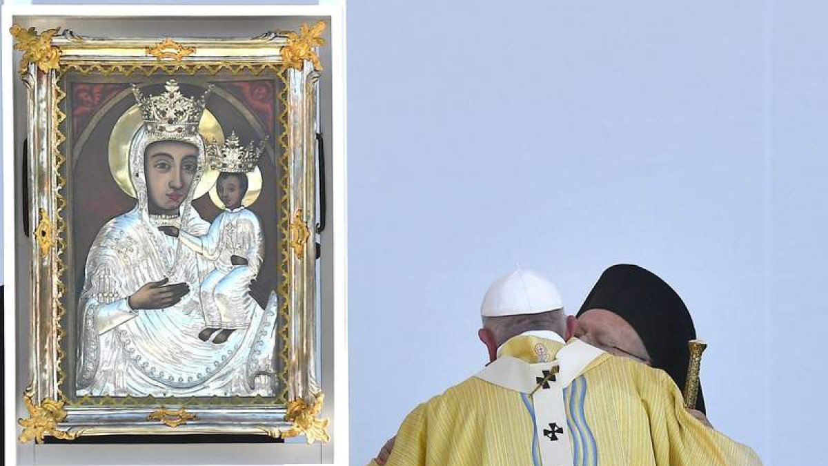 El papa Francisco y el patriarca Bartholomew, ayer en el encuentro en Budapest. LUCA ZENNARO