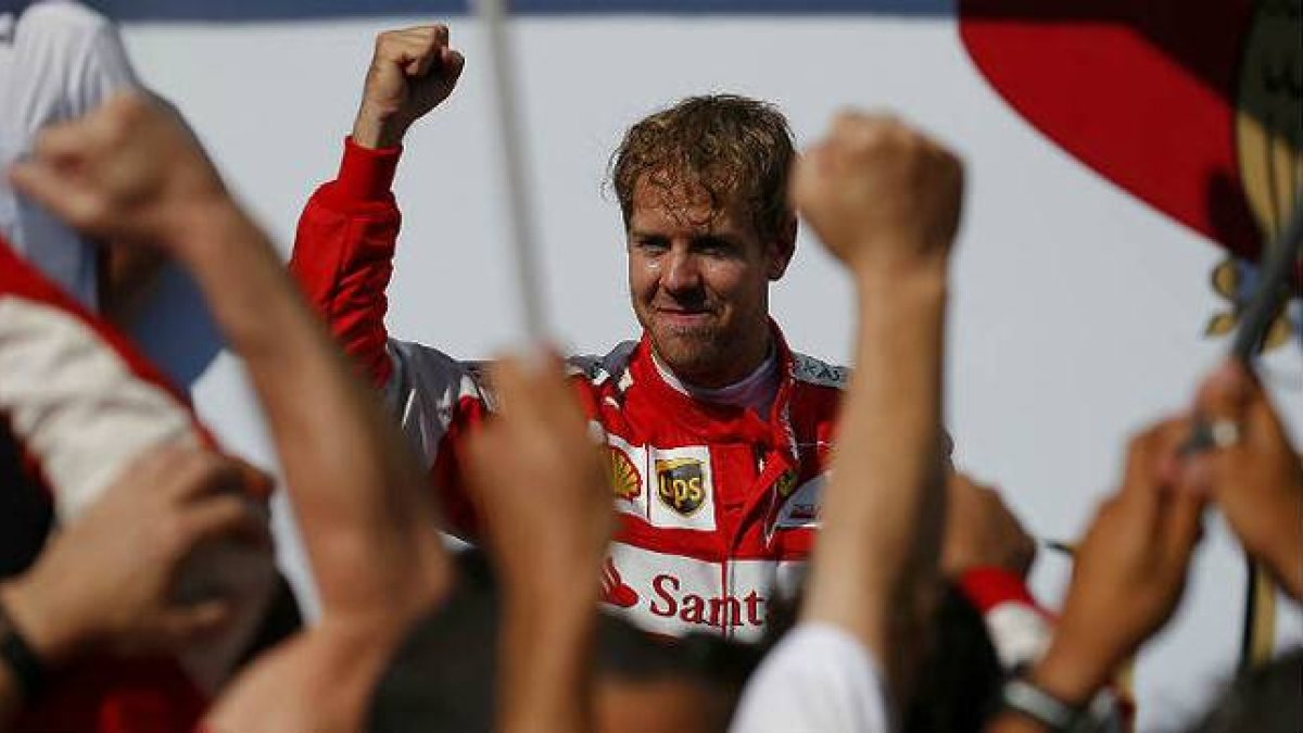 El ganador, Sebastian Vettel, celebrando su victoria en el Gran Premio de F1 en Hungría.