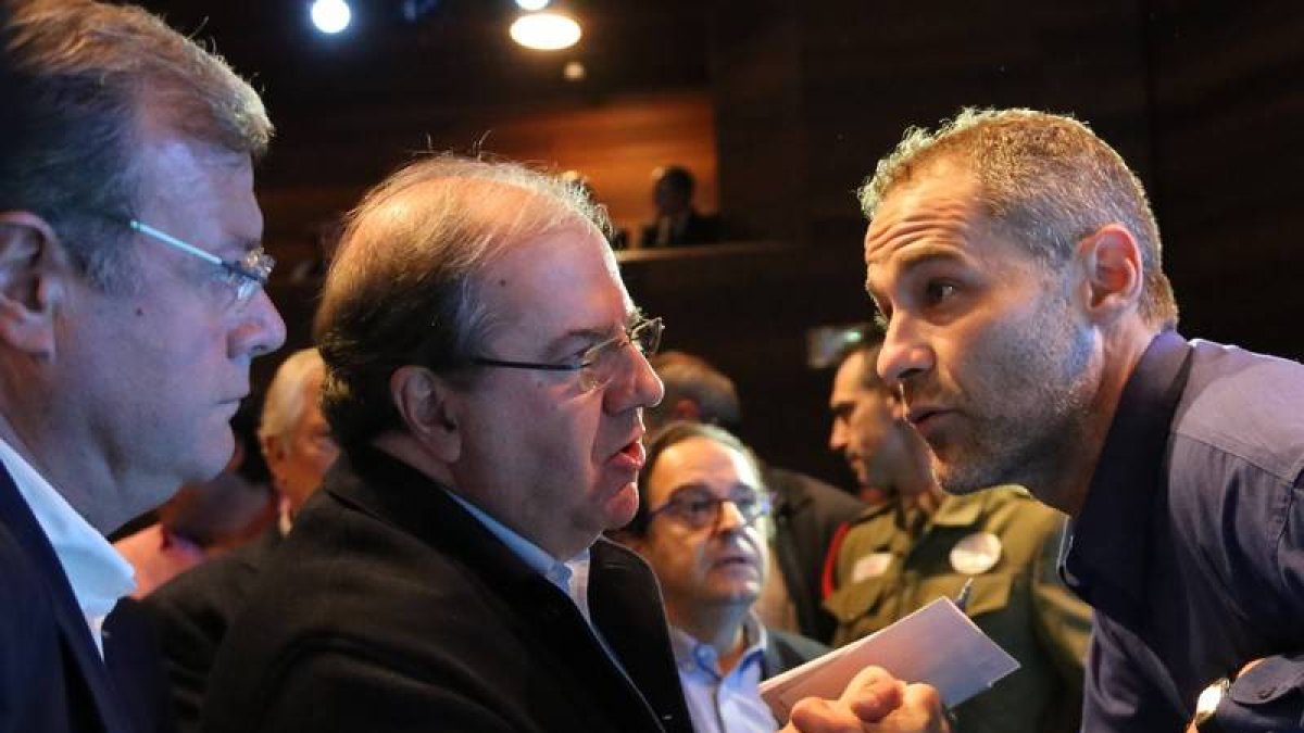 Juan Vicente Herrera habla con un minero qe interrumpe el acto electoral del PP en León