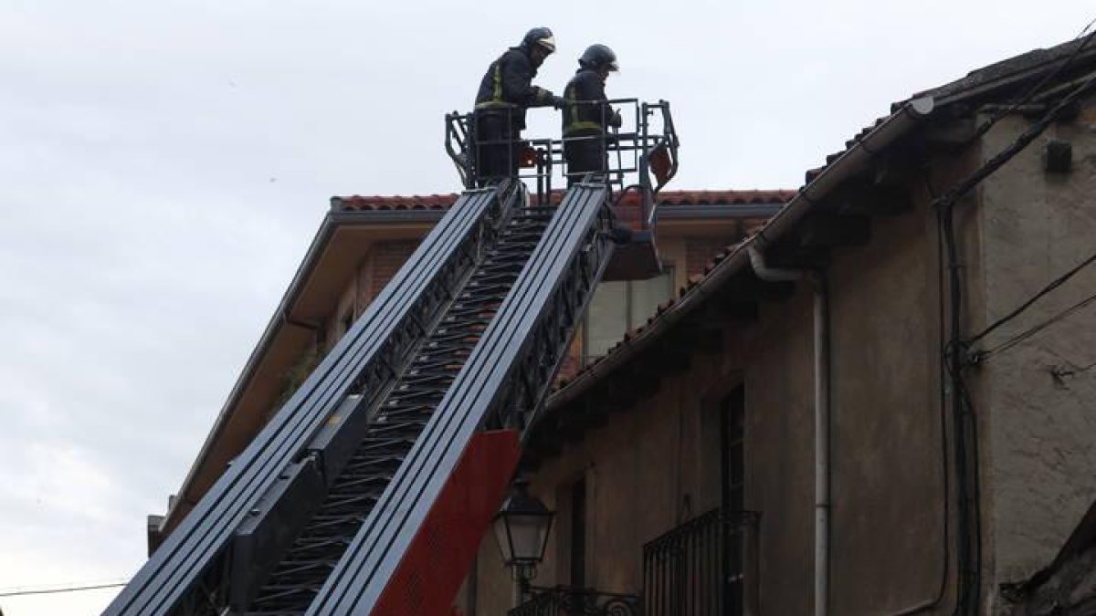 Empieza a ser frecuente el rescate por los bomberos de personas ancianas fallecidas en sus domicilios.