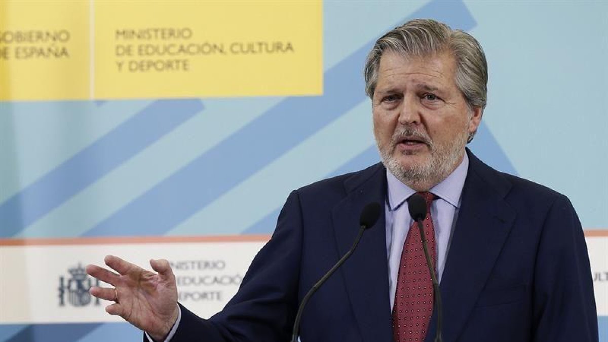 El ministro de Educación, Íñigo Méndez de Vigo, durante la rueda de prensa ofrecida tras la Conferencia Sectorial de Educación celebrada hoy en la sede del Ministerio, en Madrid.