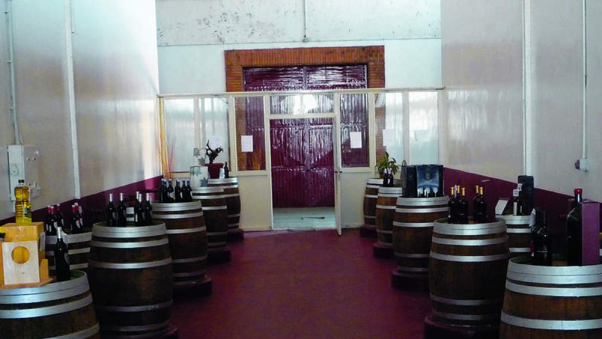Parte de las instalacionesde la vieja cooperativase utilizanpara la elaboracióny la ventadirecta del vino.