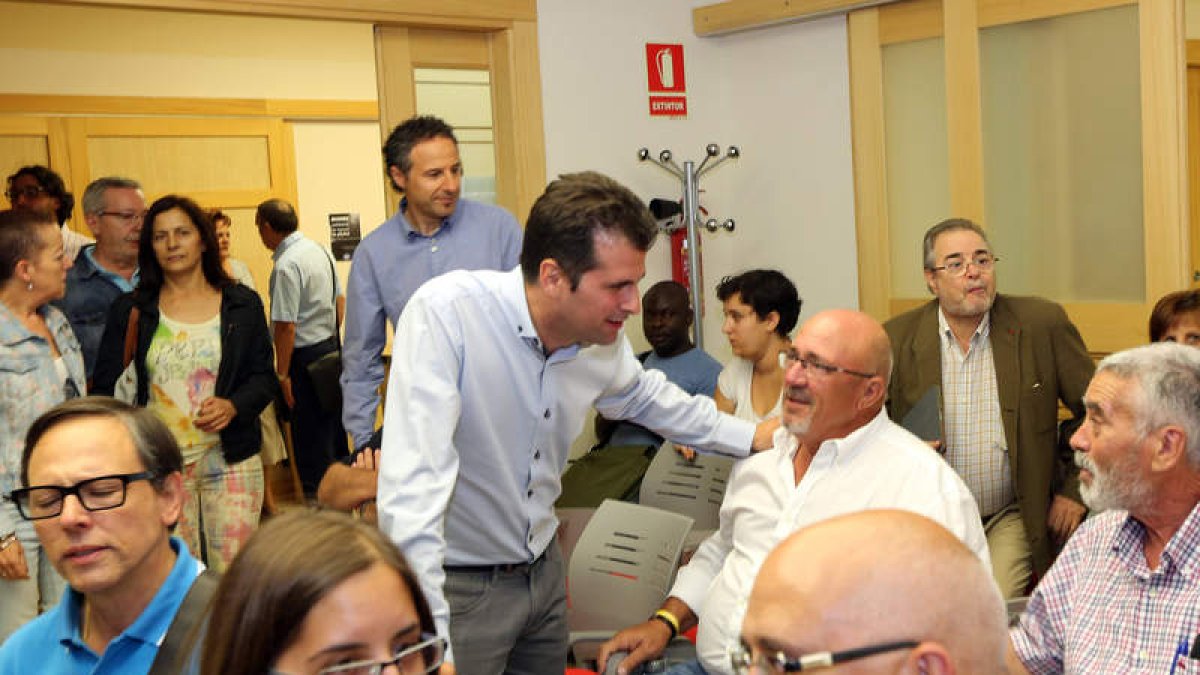 El candidato burgalés tuvo un acto en la agrupación socialista de la capital leonesa.