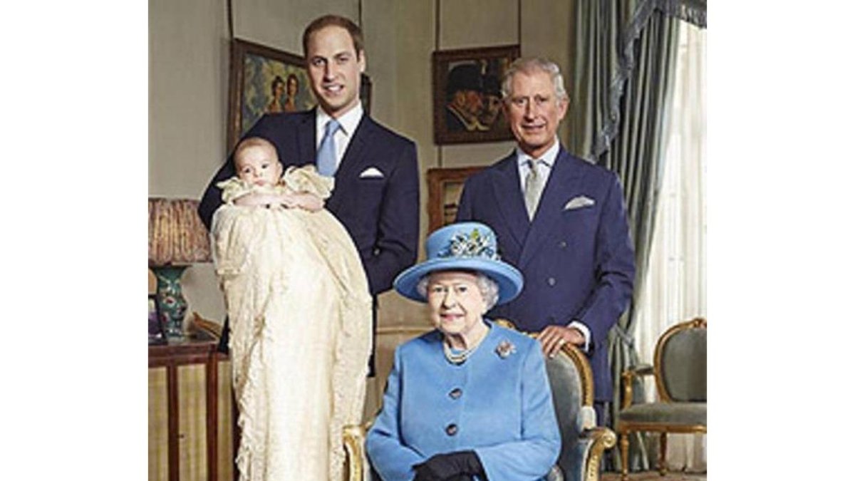 La reina Isabel II, junto a los tres herederos británicos; los príncipes Carlos, Guillermo y Jorge.