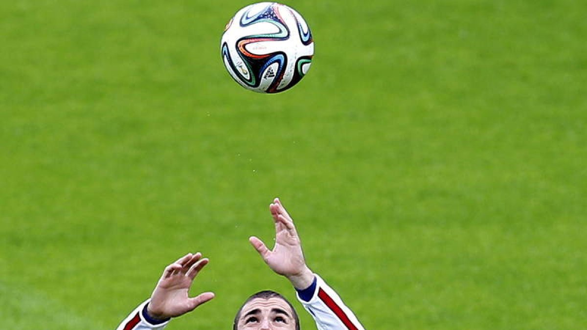 El delantero francés Karim Benzema participa en un entrenamiento de su equipo nacional.